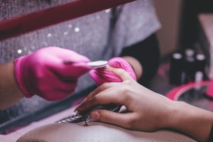 Trwały manicure – na co warto się zdecydować? Manicure hybrydowy cennik Warszawa Wola oraz centrum – rezerwacja