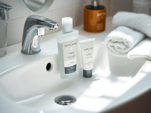 Mycie twarzy po goleniu: sprawdzone rozwiązania i dobór produktów