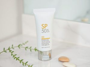 Krem spf 50 do cery trądzikowej: jak stosować bez podrażnień
